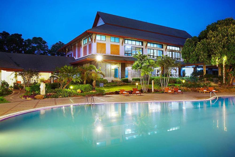Ban Muak Lek姆克雷天堂度假酒店的房屋前的大型游泳池