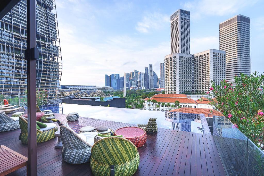 新加坡Naumi Hotel的市景阳台