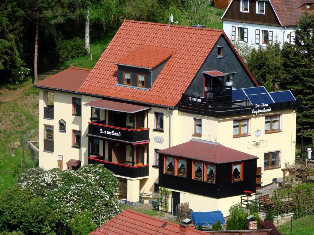 库洛特拉森Pension "Lug ins Land"的屋顶上设有太阳能电池板的大型房屋