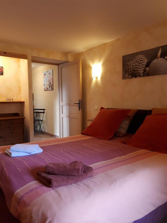 圣迪耶Serendipity Bed&Breakfast的一间卧室配有一张带红色枕头的大床