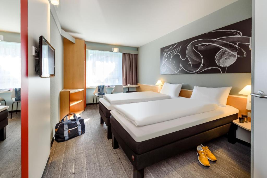 布雷根茨宜必思布雷根茨酒店的一间酒店客房,设有两张床和电视
