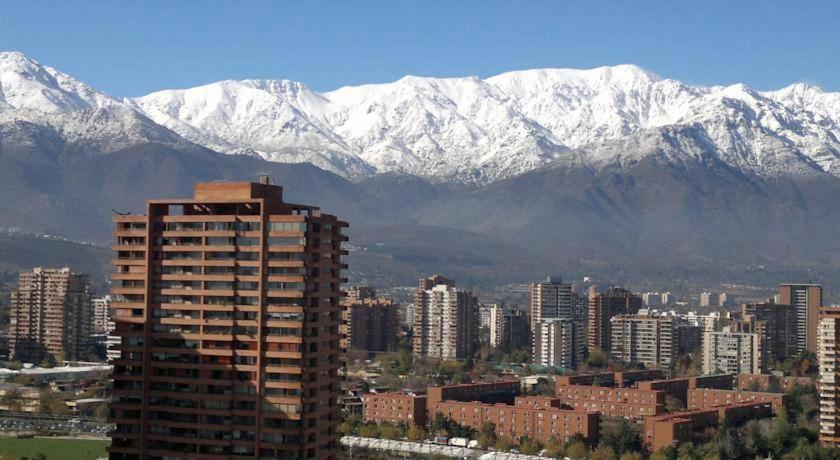 圣地亚哥Puerta Arauco Apartamentos的一座白雪覆盖的城市