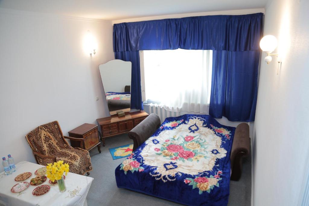 塔什干Apartment on Samarqand Kochasi的客厅配有带花卉图案的毯子的沙发