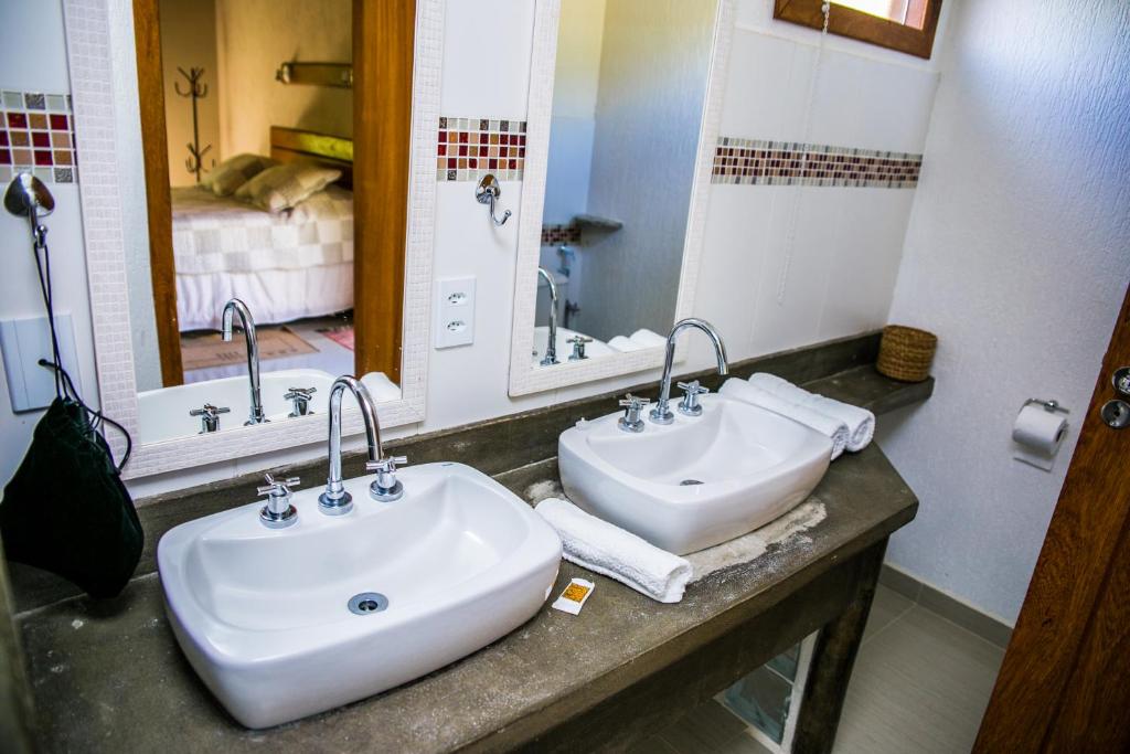 萨纳Pousada Maritacas do Sana的浴室设有2个水槽和2面镜子