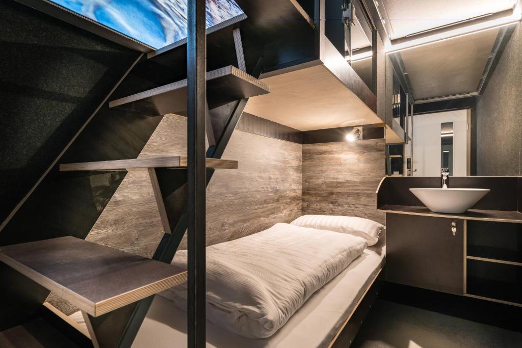 哥廷根哥廷根博克斯酒店（应用程序酒店）的一个小房子,配有双层床和水槽