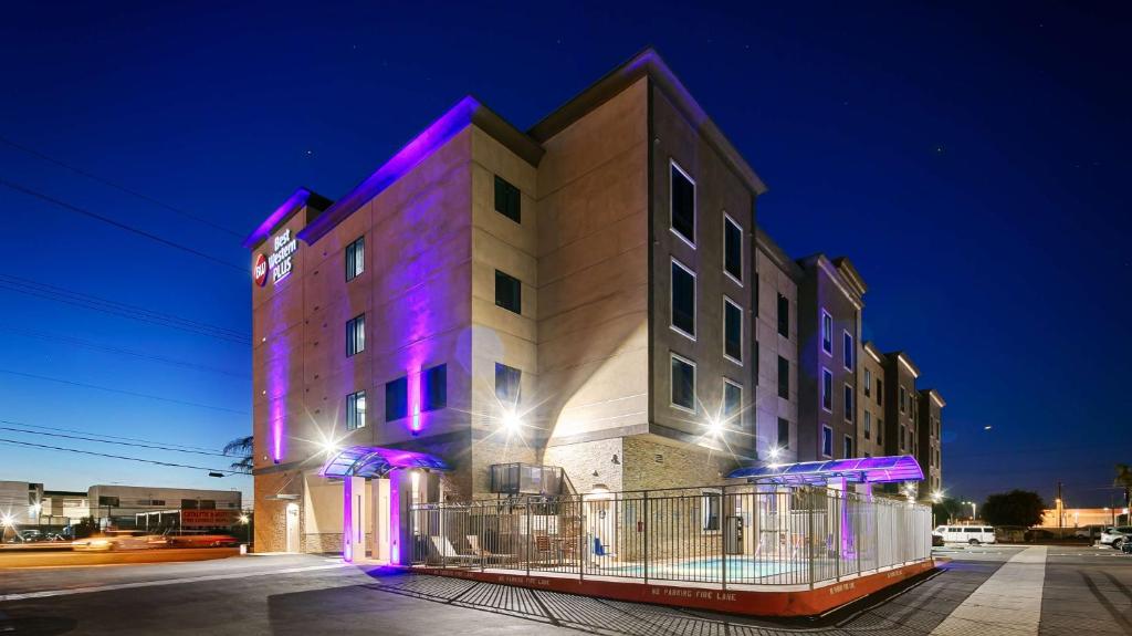 加迪纳市Best Western Plus Gardena-Los Angeles Inn & Suites的建筑的侧面有紫色的灯