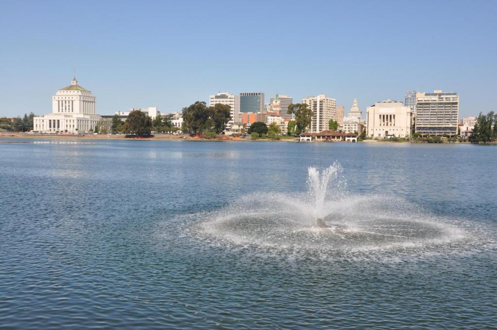 奥克兰奥克兰市中心/梅里特湖美国最佳价值旅馆的水体中央的喷泉