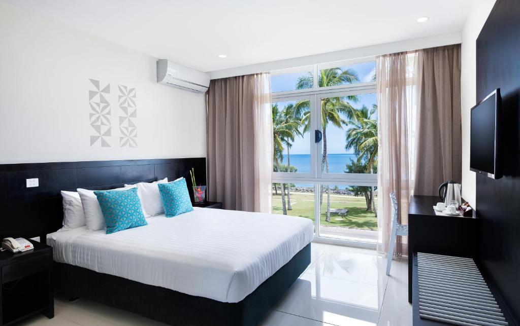 努库阿洛法塔诺阿国际日期变更线酒店 的一间卧室设有一张床和一个大窗户