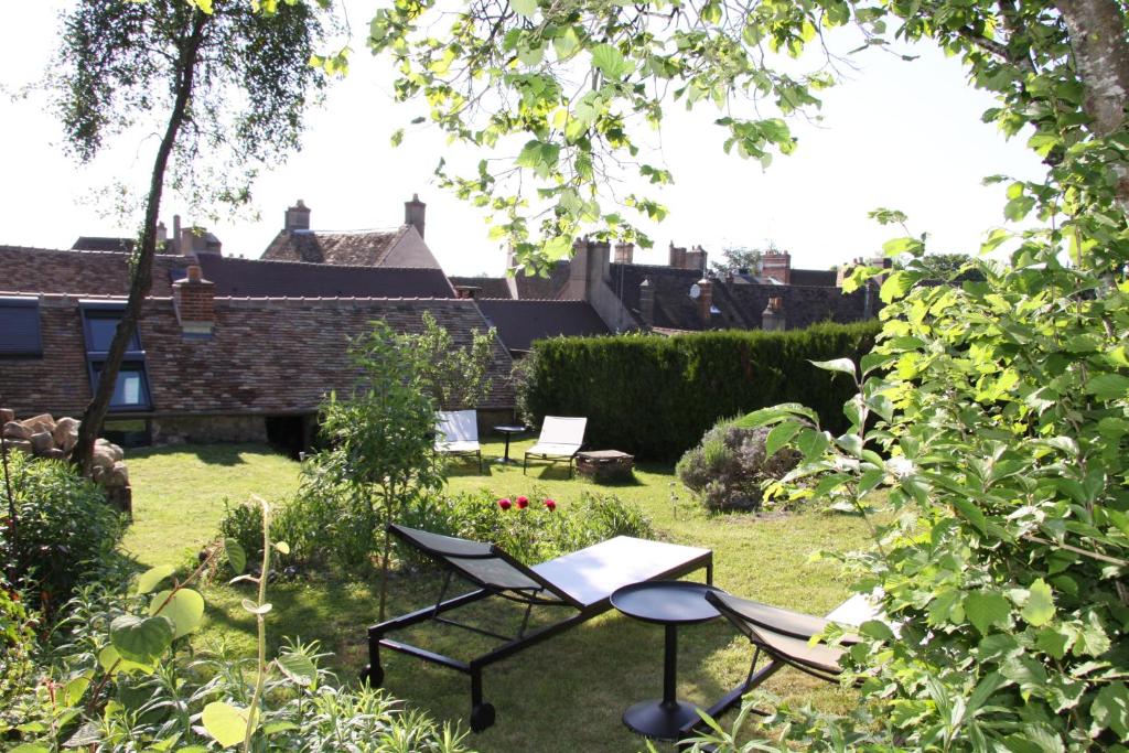 Rochefort-en-Yvelines里贝尔尼酒店的庭院内带桌椅的花园