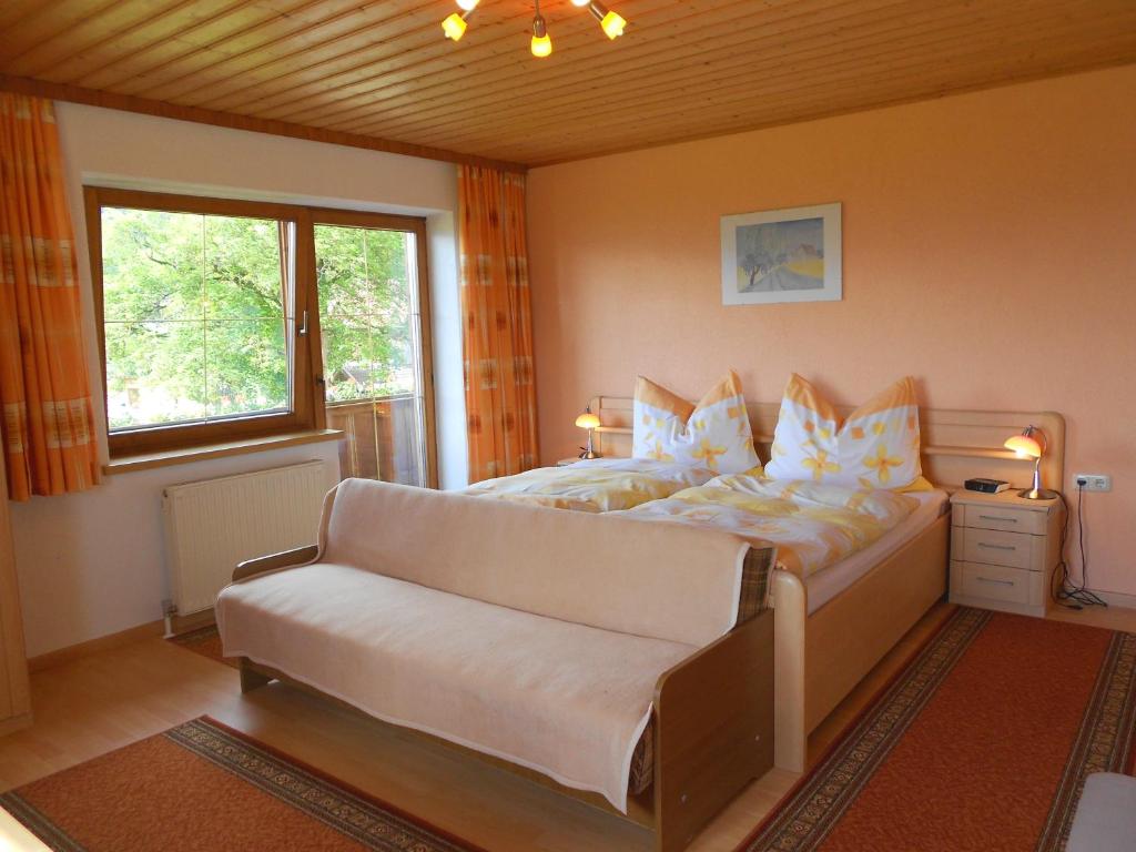 奥布施泰希施魏格尔豪斯住宿加早餐旅馆的一间卧室配有一张沙发床和一扇窗户