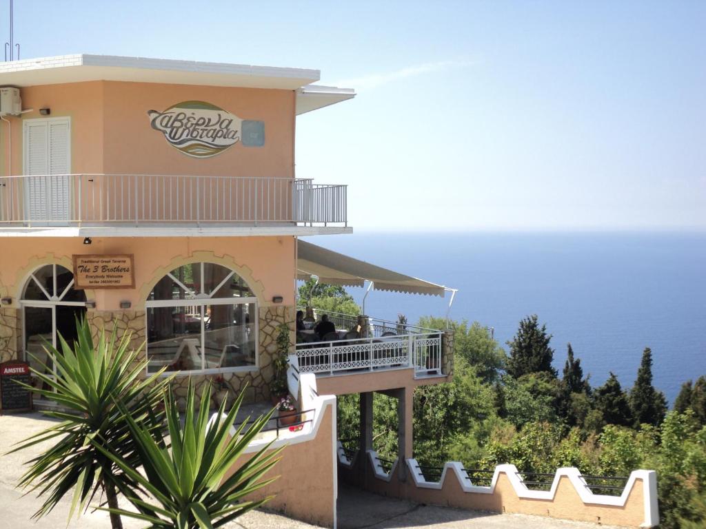 埃费奥纳斯三兄弟旅馆的一间以海洋为背景的餐厅