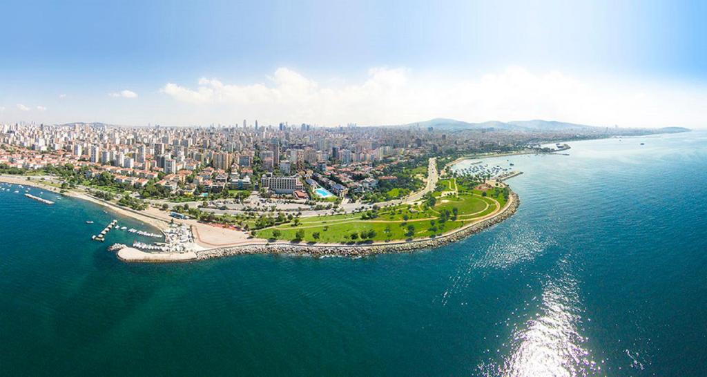 伊斯坦布尔苏戴越酒店的城市和海洋的空中景观