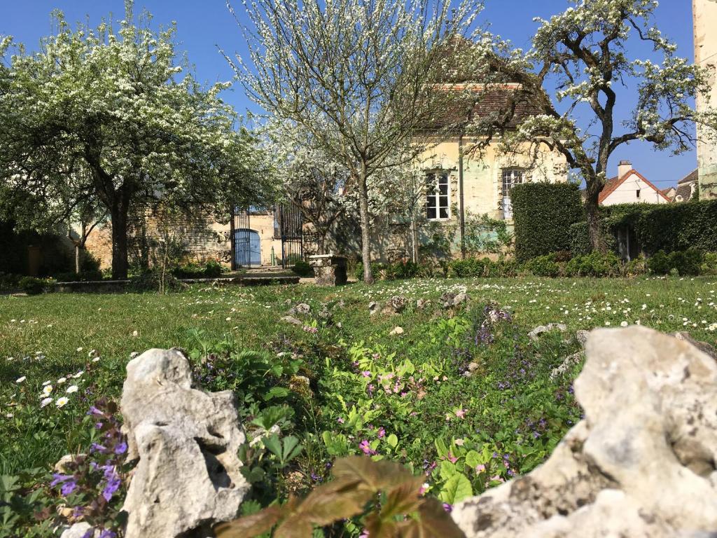 萨维尼莱博恩Maison d'Hôtes Chandon de Briailles的鲜花屋前的花园