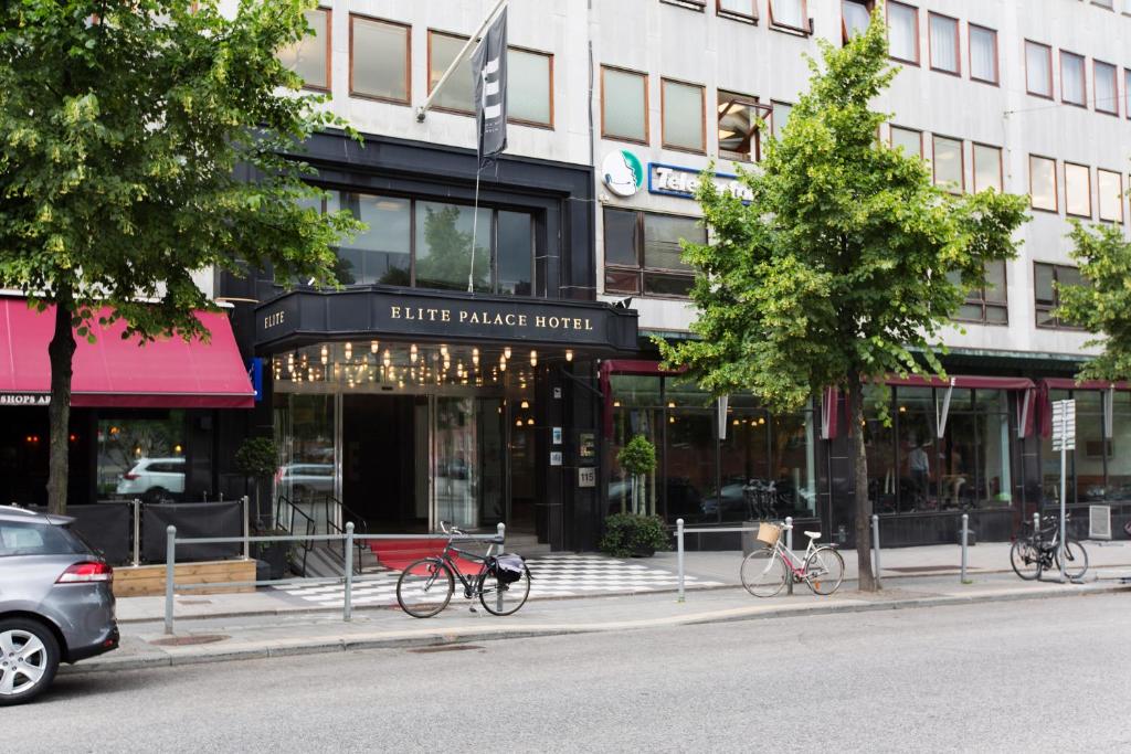 斯德哥尔摩Elite Palace Hotel & Spa的停放在大楼前的两辆自行车