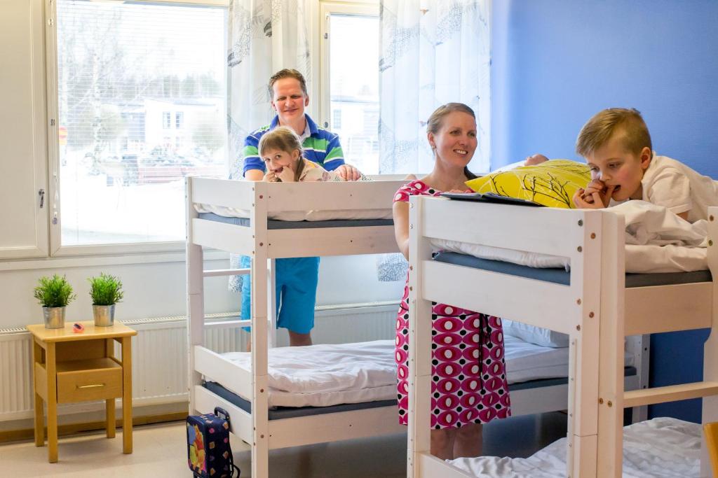 库奥皮奥Spa Hostel Kunnonpaikka的一组儿童使用双层床