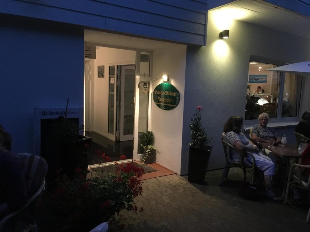 黑尔戈兰岛斯图本摩卡酒店的两人晚上坐在餐厅外面