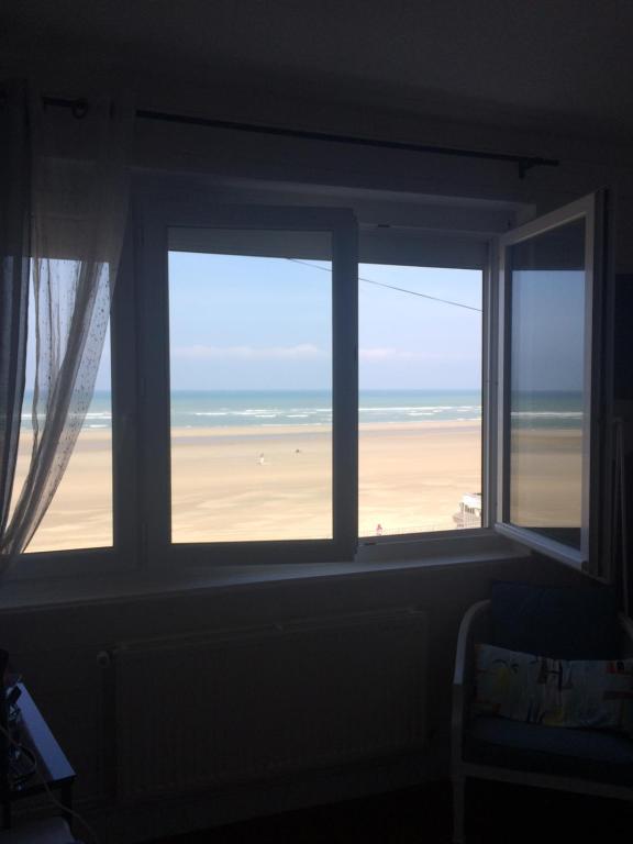 梅利蒙Les Chambres d'Hôtes de la Mer的客房设有可欣赏海滩景致的窗户。