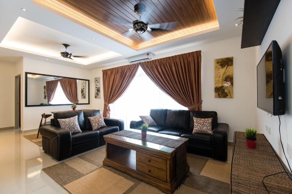 普特拉贾亚Palm Armada Residence Free Parking and Netflix的客厅配有沙发和桌子