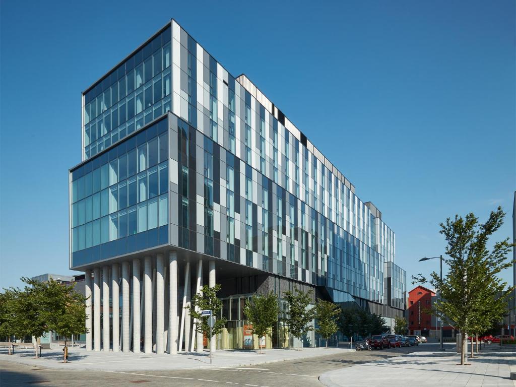 多伦多多伦多市区会议中心公寓的城市街道上一座高大的玻璃建筑