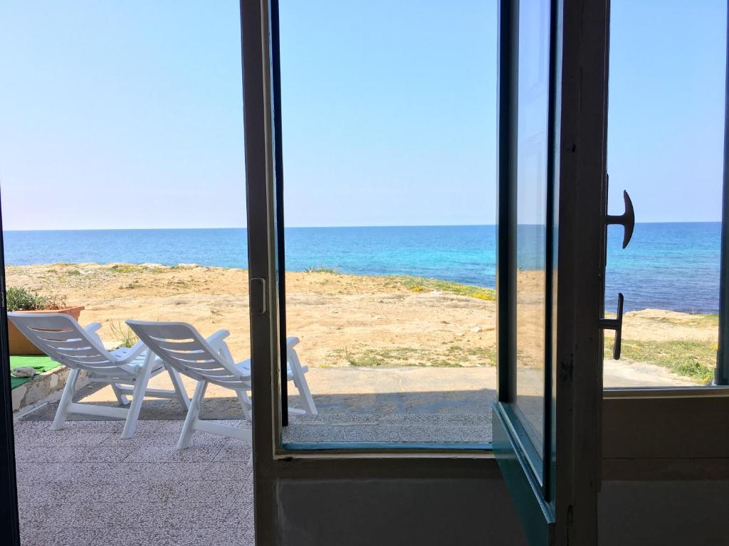 玛丽娜迪曼卡维萨Appartamento Patrizia的从窗户可欣赏到海滩美景