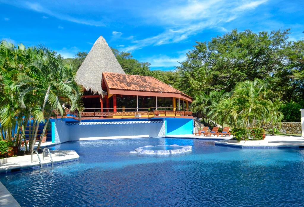 Papagayo Golden Palms Beachfront Hotel内部或周边的泳池