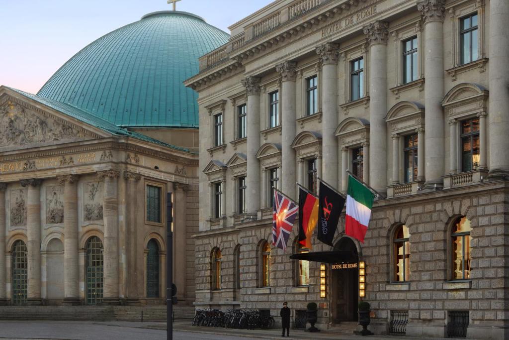 柏林罗马罗科·福尔蒂酒店的前面有旗帜的大建筑