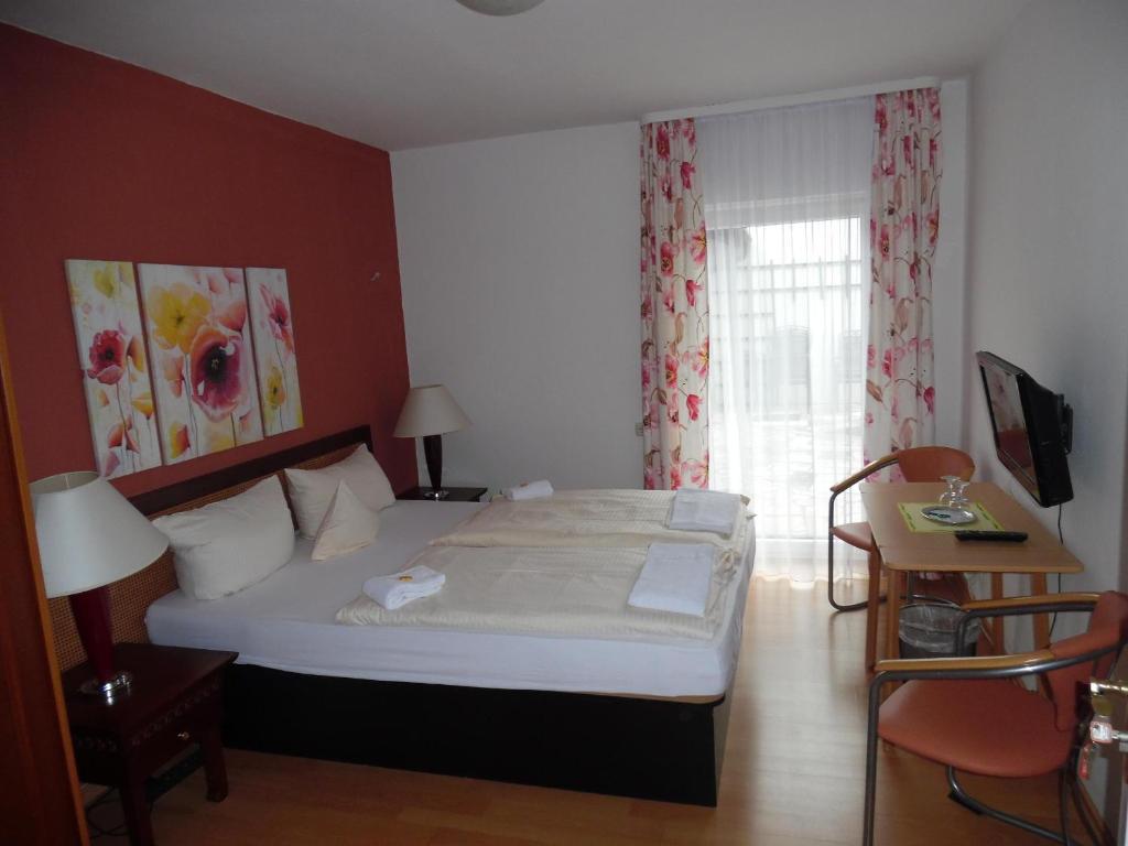 奥伯劳雪绒花酒店的酒店客房设有床和窗户。