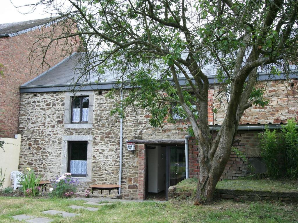 博兰Charming Country Cottage in Winenne with Garden的前面有树的砖房