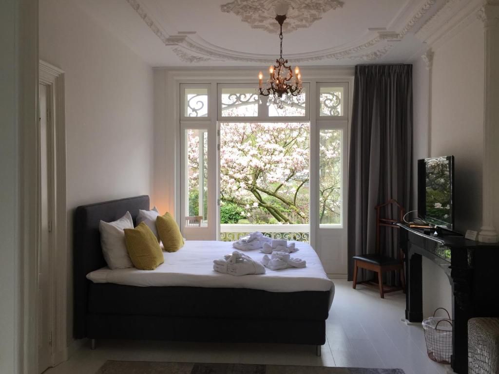 阿姆斯特丹十九旅馆的一间卧室设有一张床和一个大窗户