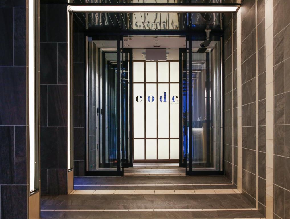 大阪心斋桥柯德酒店 的打开通往一座建筑物的大门,用谷歌的词