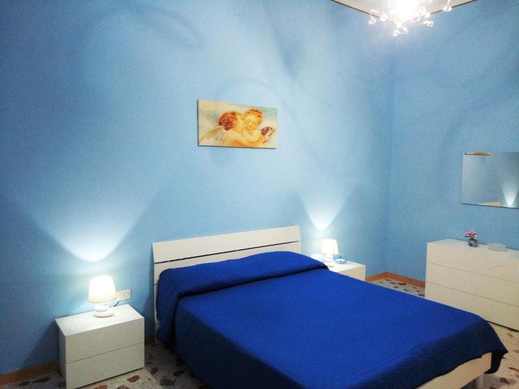 加利波利Casa Vacanze Serafina的一间蓝色卧室,配有床和2个床头柜