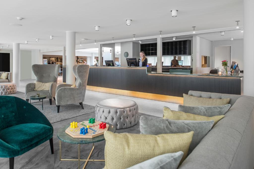 林雪平伊克森品质酒店的带沙发和椅子的客厅以及酒吧。