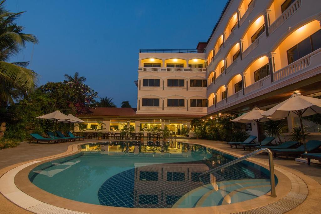 暹粒克马拉吴哥温泉酒店的大楼前设有游泳池的酒店