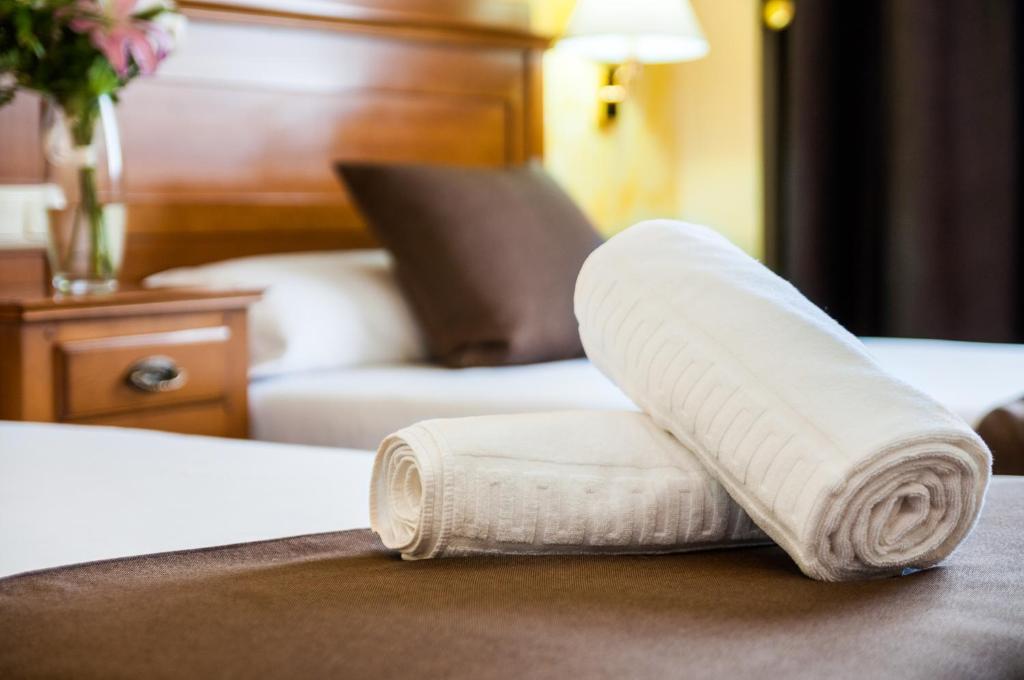 云科斯托莱多卡洛斯I酒店的床上的一大堆毛巾