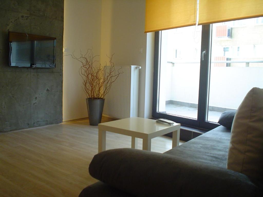 华沙皮乐里公寓的客厅配有沙发和桌子