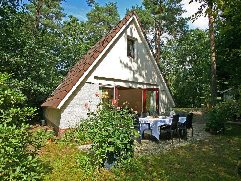 宁斯佩特Comfortable holiday home in Nunspeet的谷仓前的桌椅