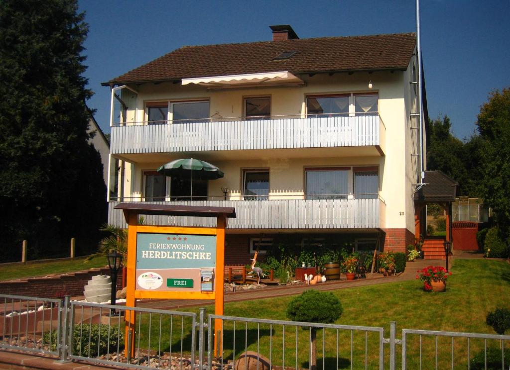 PolleHaus Herdlitschke - auch für Monteure的前面有橙色标志的房子