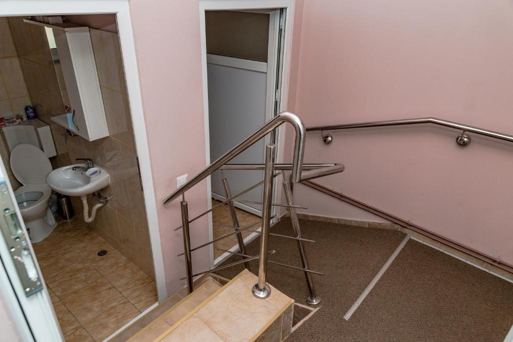 LupeniNoring Guest House的浴室设有通往卫生间的楼梯。
