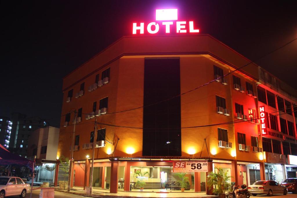 巴特沃思SE Two Hotel的上面有一个 ⁇ 虹灯标志的酒店