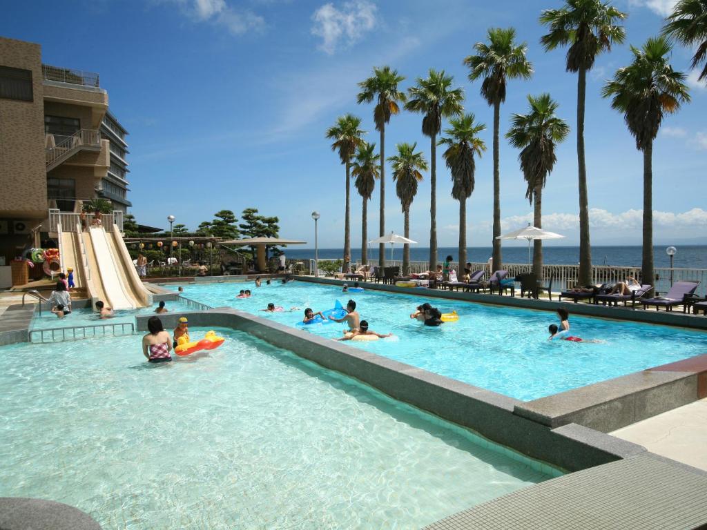 洲本市新淡路酒店的一群人在度假村的游泳池里