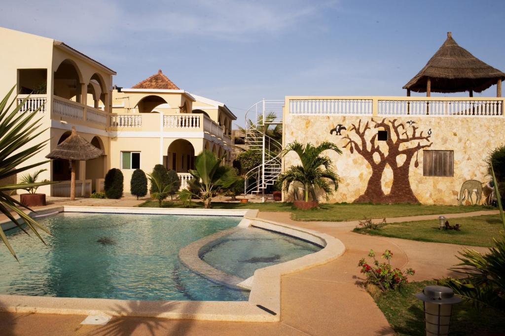 PoponguineLa Villa Serere的房屋前有游泳池的房子