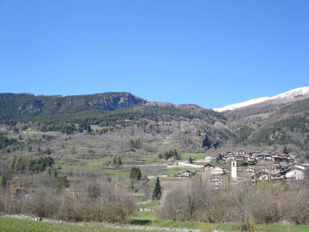费内斯特雷莱Casa Pradarèire的山中的一个城镇