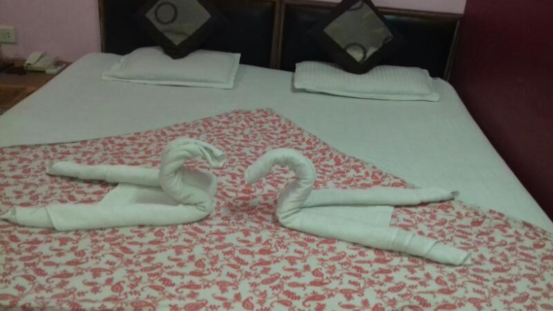 瓜廖尔Hotal Balaji的床上用毛巾制成的两天鹅