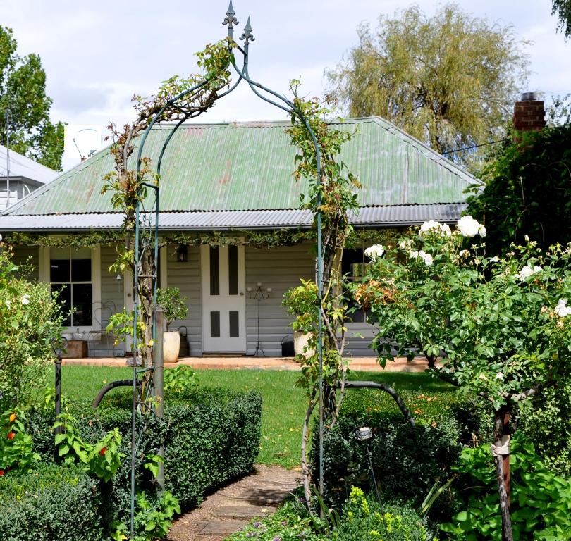 Blayney德瑞诗小屋旅馆的一座带绿色屋顶和花园的古老房子
