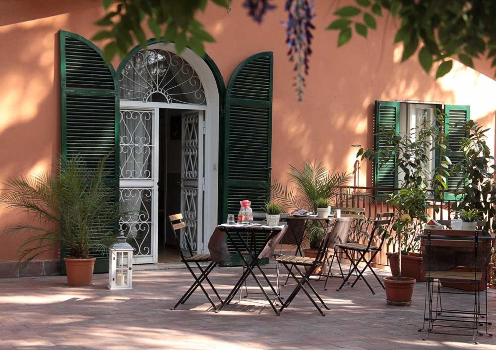 罗马德鲁西拉斯阿菲力卡米尔别墅酒店的户外庭院设有桌椅和植物