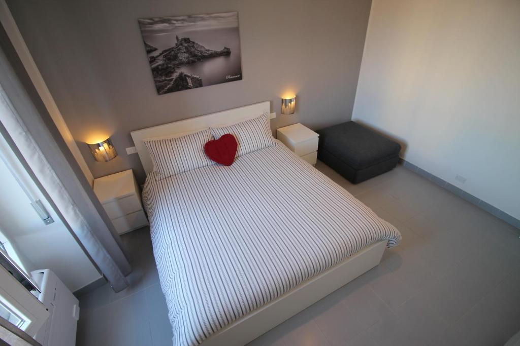 斯培西亚Interno24 Apartment的一间卧室,配有一张红色的床
