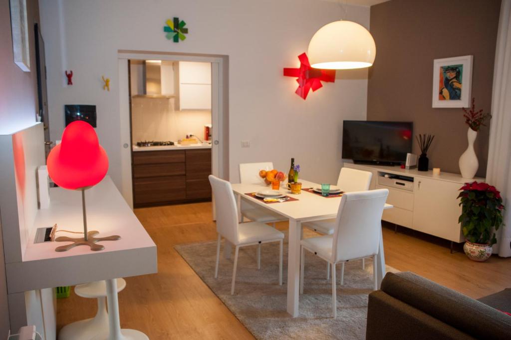 卡塔尼亚Cutelli Home Catania的厨房以及带桌椅的起居室。