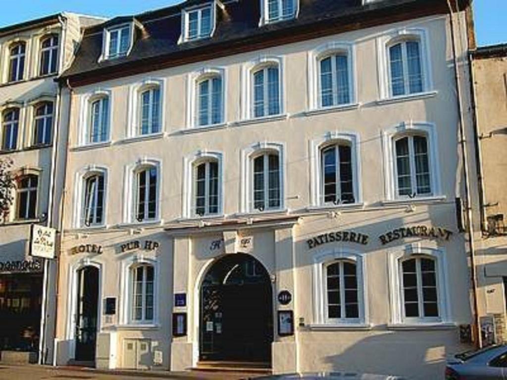 圣阿沃尔德Logis Hotel de Paris的街道上一扇有门的白色大建筑
