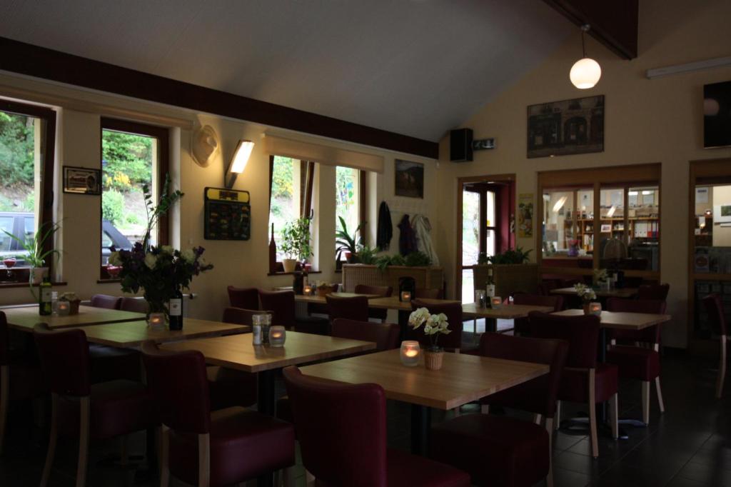考滕巴赫考滕巴赫露营地的餐厅设有木桌、椅子和窗户。