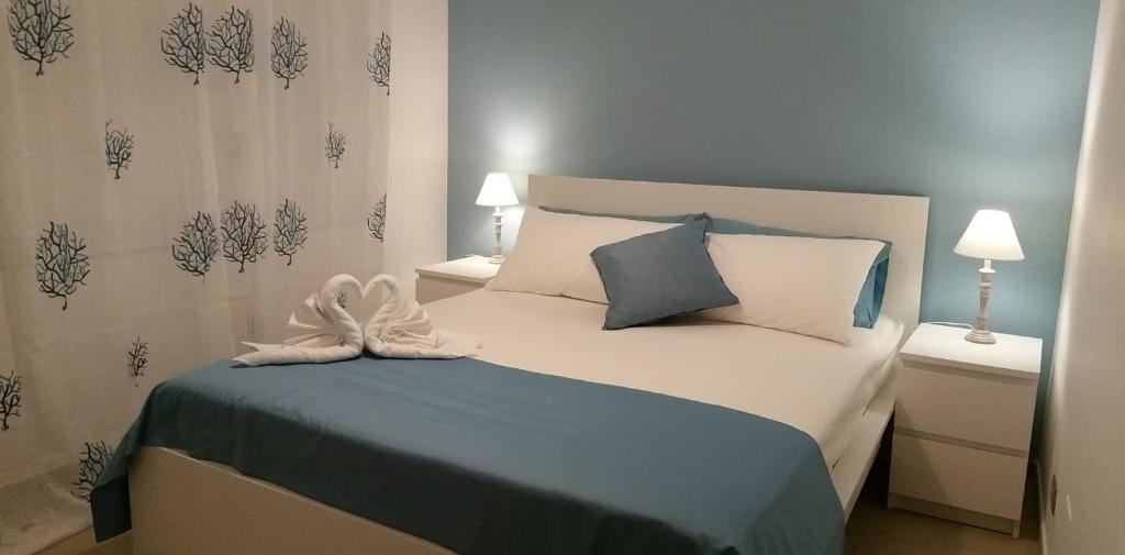 圣泰雷萨迪里瓦Le sorelle的一间卧室配有蓝色和白色床单
